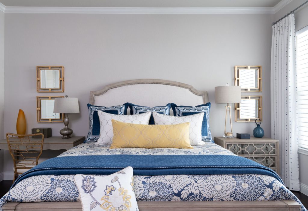 Keep the walls neutral and play around with colors in your accessories.